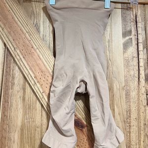 SKIMS High waist above the knee short— Seamless Sculpt